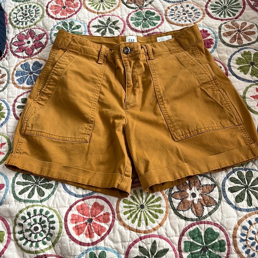 🩳GAP 5” khaki shorts Size 4